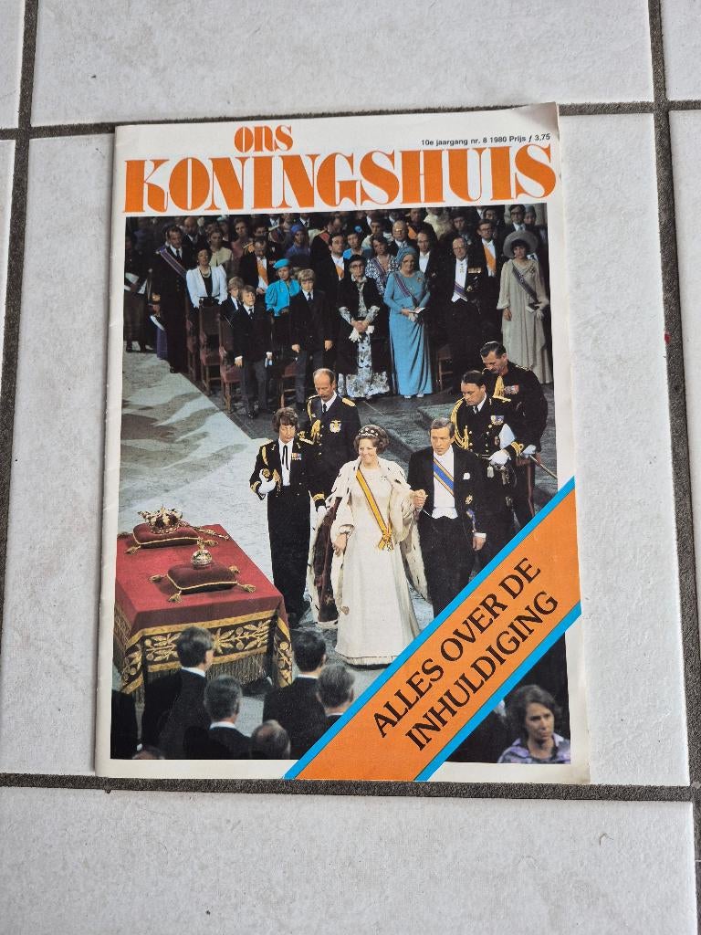 Ons Koningshuis: huldiging Beatrix, Ophalen of Verzenden, Zo goed als nieuw, Tijdschrift of Boek