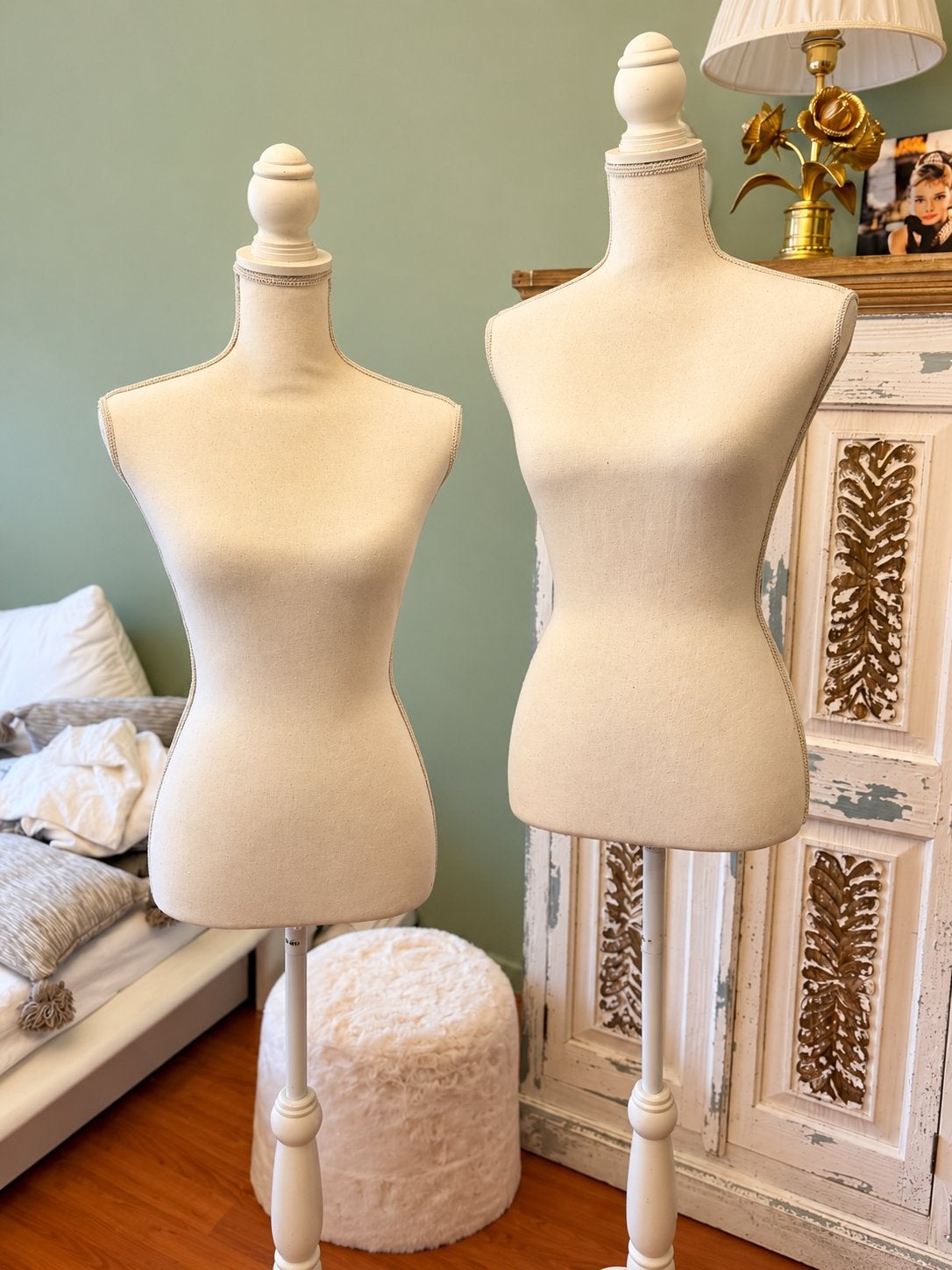 Elegante paspoppen met witte bekleding en houten standaard, Ophalen of Verzenden, Zo goed als nieuw, Wit, Hout