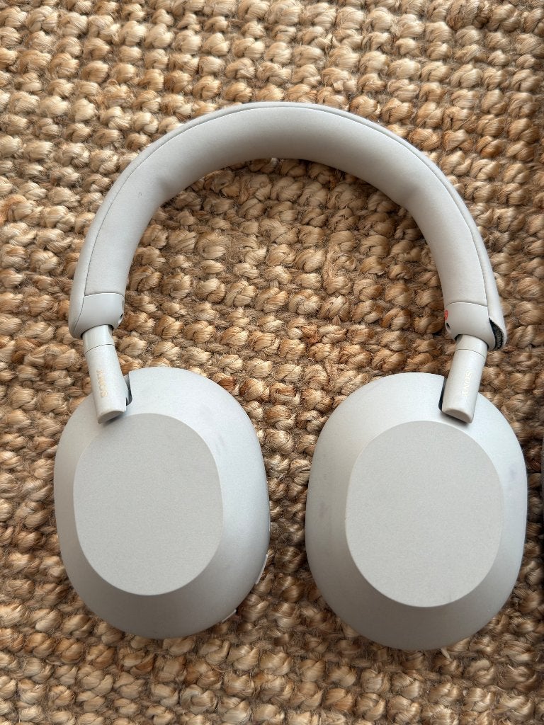 Foto 2 van Sony WH-1000XM5 zilver – noise cancelling + etui