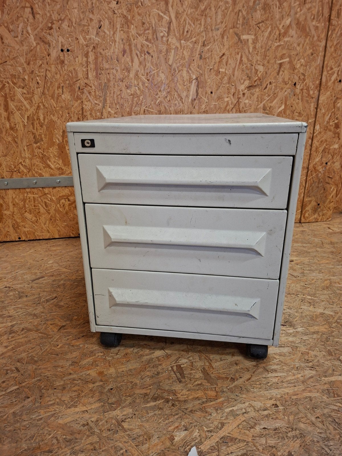 Stoer stalen kastje,Vintage stalen archiefkastje op wieltjes, Huis en Inrichting, Kasten | Roldeurkasten en Archiefkasten, Ophalen