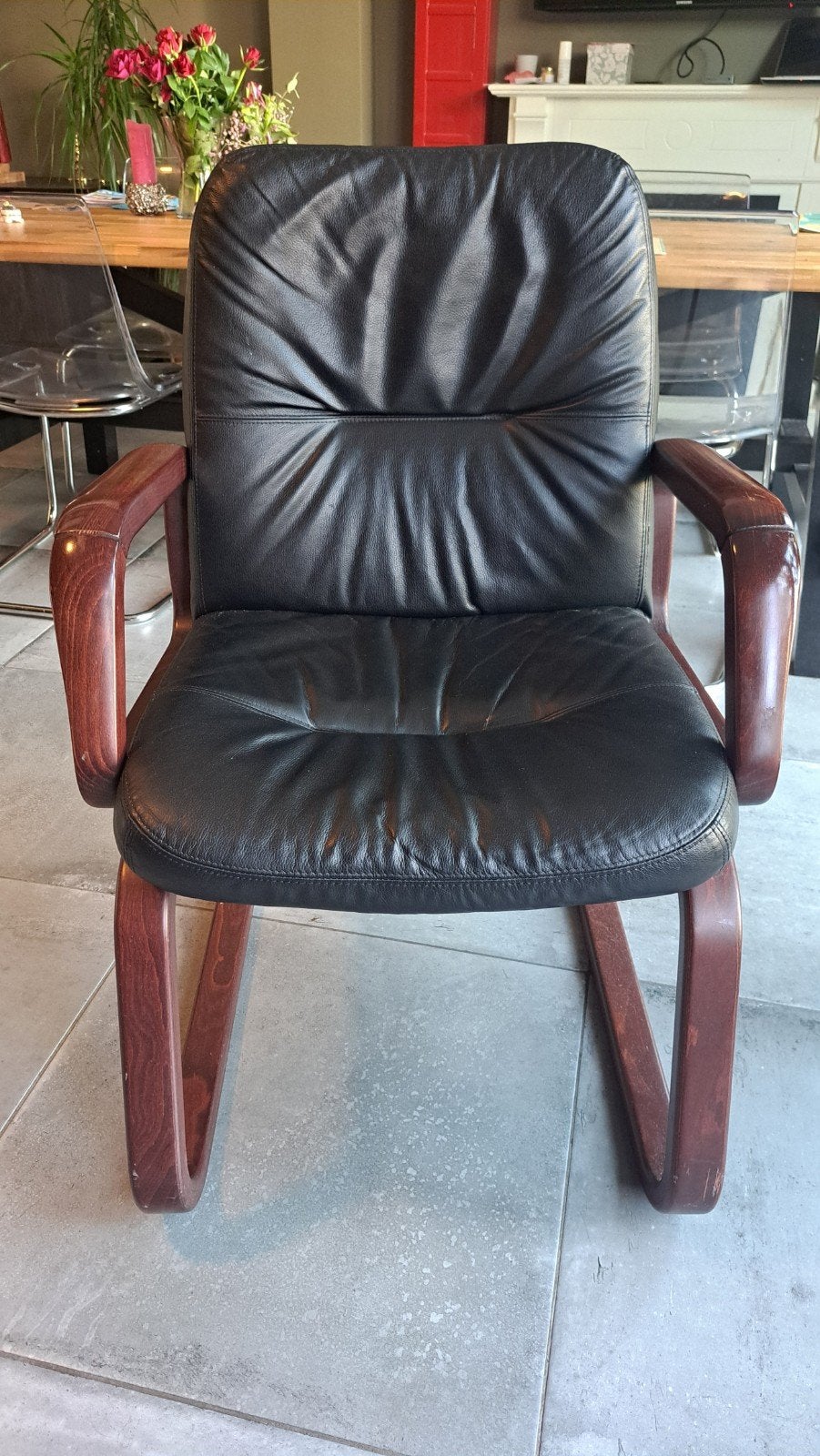 Comfortabele stoel van leer en hout, Huis en Inrichting, Ophalen, Gebruikt, Minder dan 75 cm, 50 tot 75 cm
