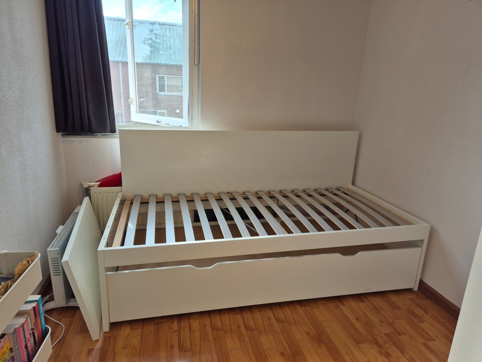wit 1 persoons IKEA bed + 2e bed  uitschuifbaar bed