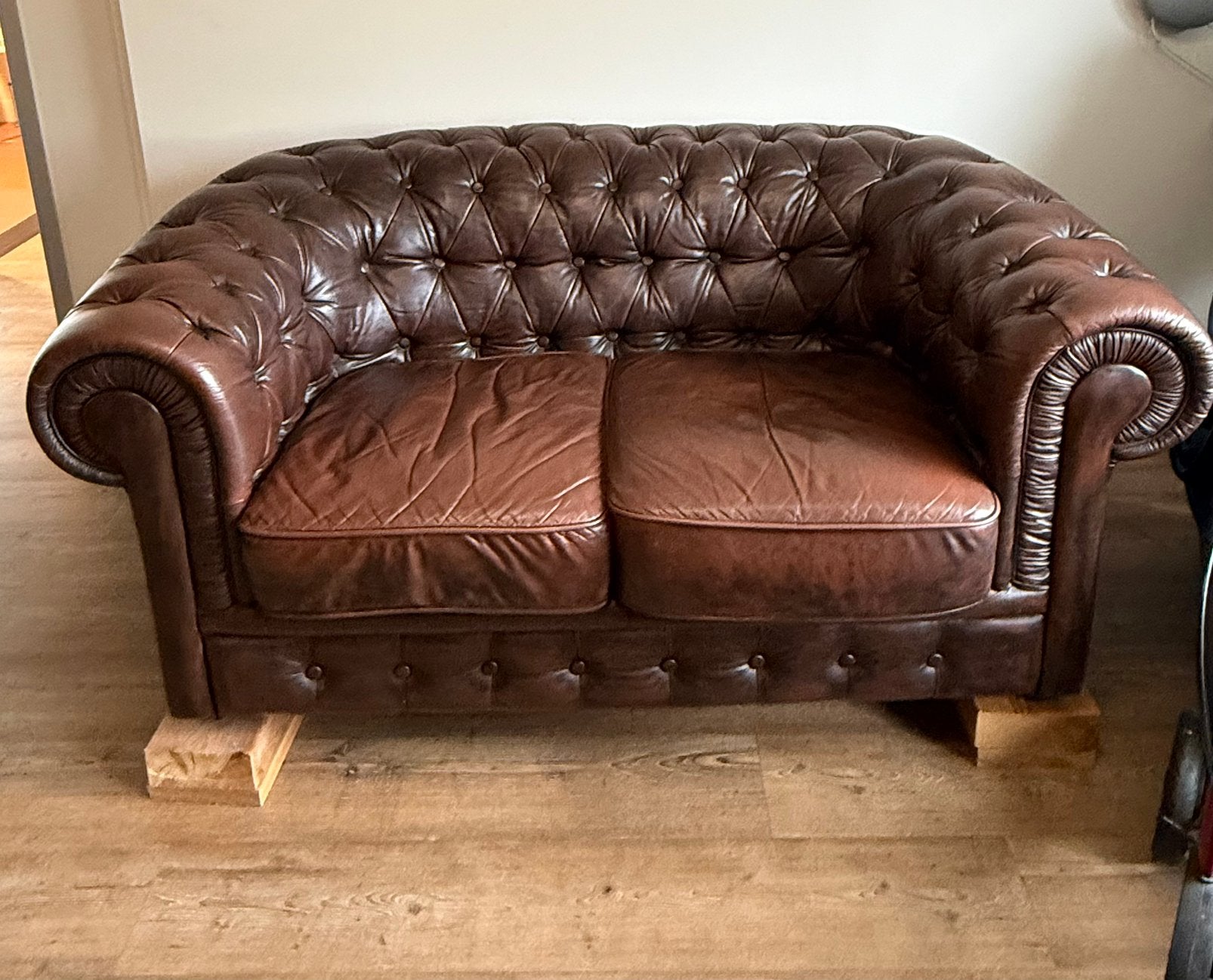 Chesterfield 2-zits bank - Klassiek bruin leer, Huis en Inrichting, Banken | Bankstellen, Ophalen, Gebruikt, Tweepersoons, Leer