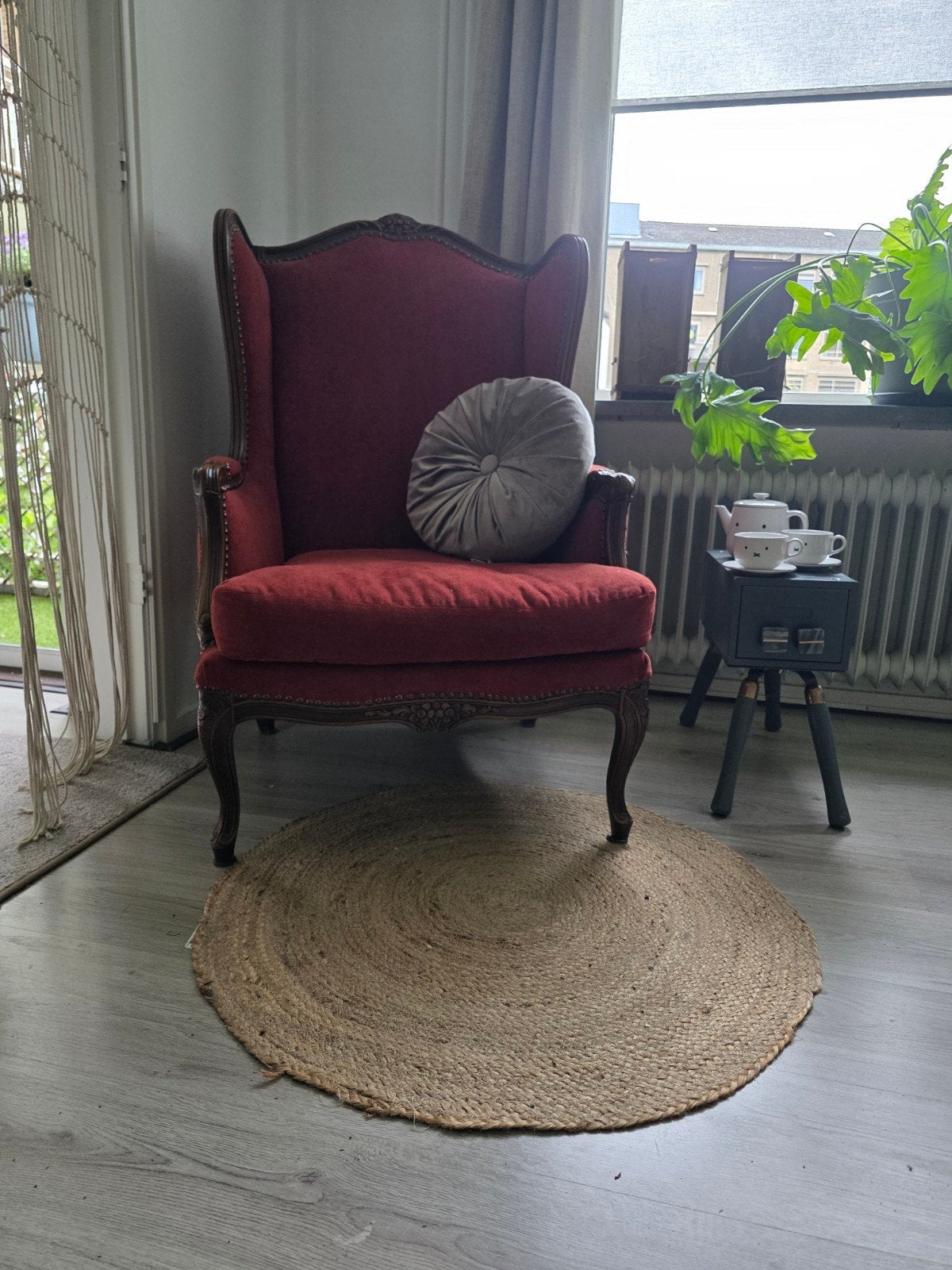 Vintage fauteuil rood met houten details, Gebruikt, Ophalen of Verzenden, Stof, 75 tot 100 cm