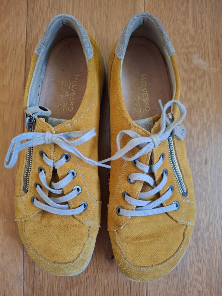 Helvesko schoenen veters sneakers maat 40 - Geel suède, Kleding | Dames, Schoenen, Helvesko, Geel, Ophalen of Verzenden, Sneakers of Gympen