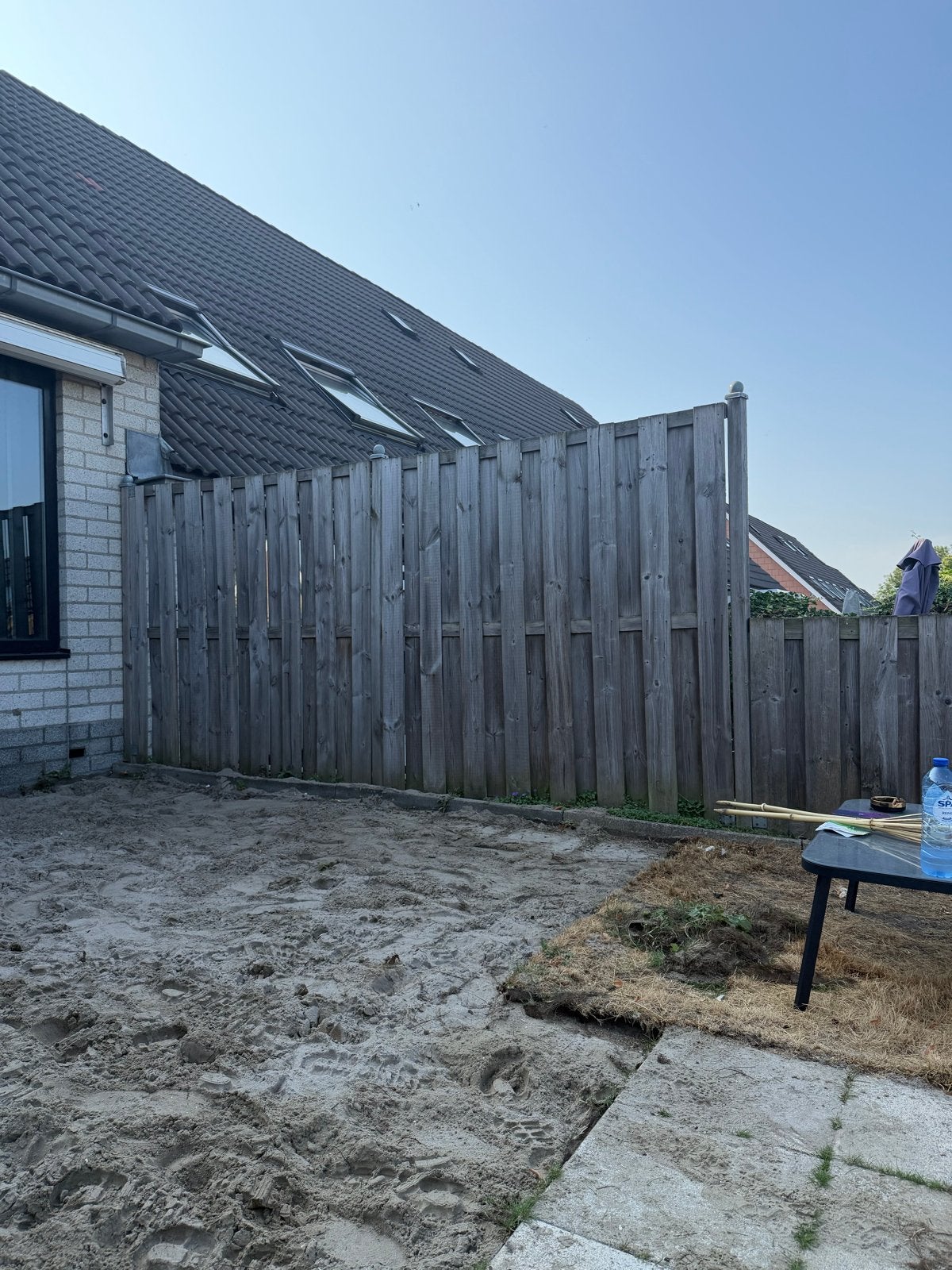 Houten schutting met palen OPHALEN VOOR ZATERDAG 100€, Ophalen, Met poort, Gebruikt, Tuinhek
