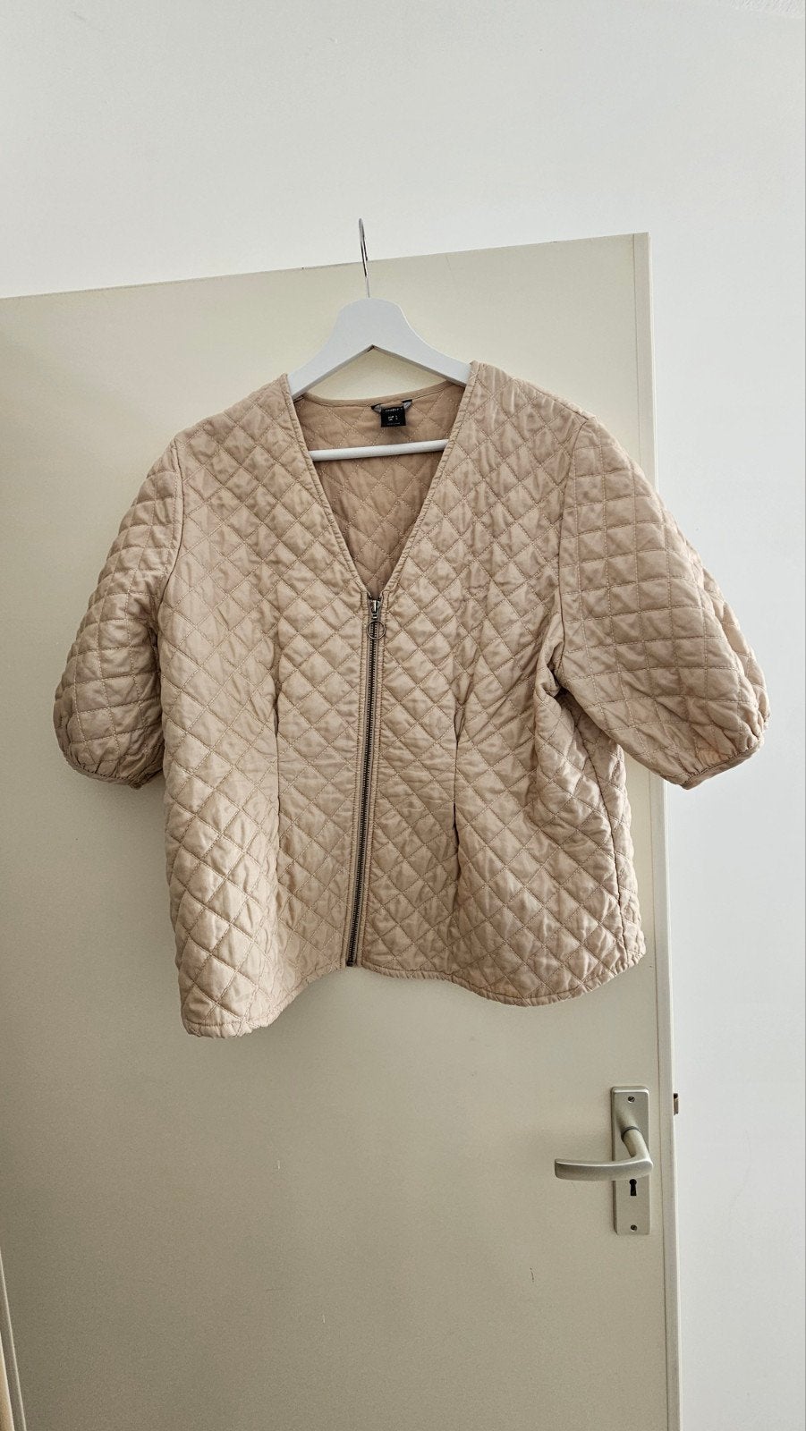 Lindex gewatteerd jasje met korte mouwen, Beige, Maat 42/44 (L), Lindex, Ophalen of Verzenden