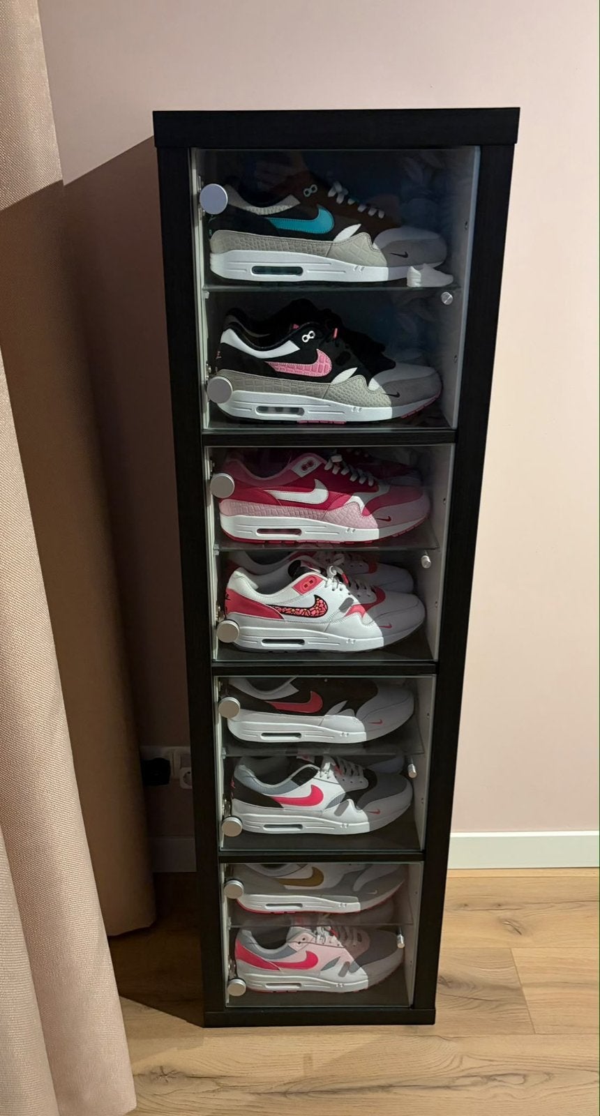 IKEA Kallax kast met glazen inzetten - Schoenen display, Ophalen, Zo goed als nieuw