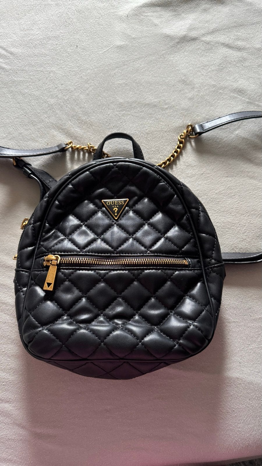 Stijlvolle Guess Rugzak - Zwart, Doorgestikt Design, Sieraden, Tassen en Uiterlijk, Tassen | Rugtassen, Overige merken, Minder dan 30 cm