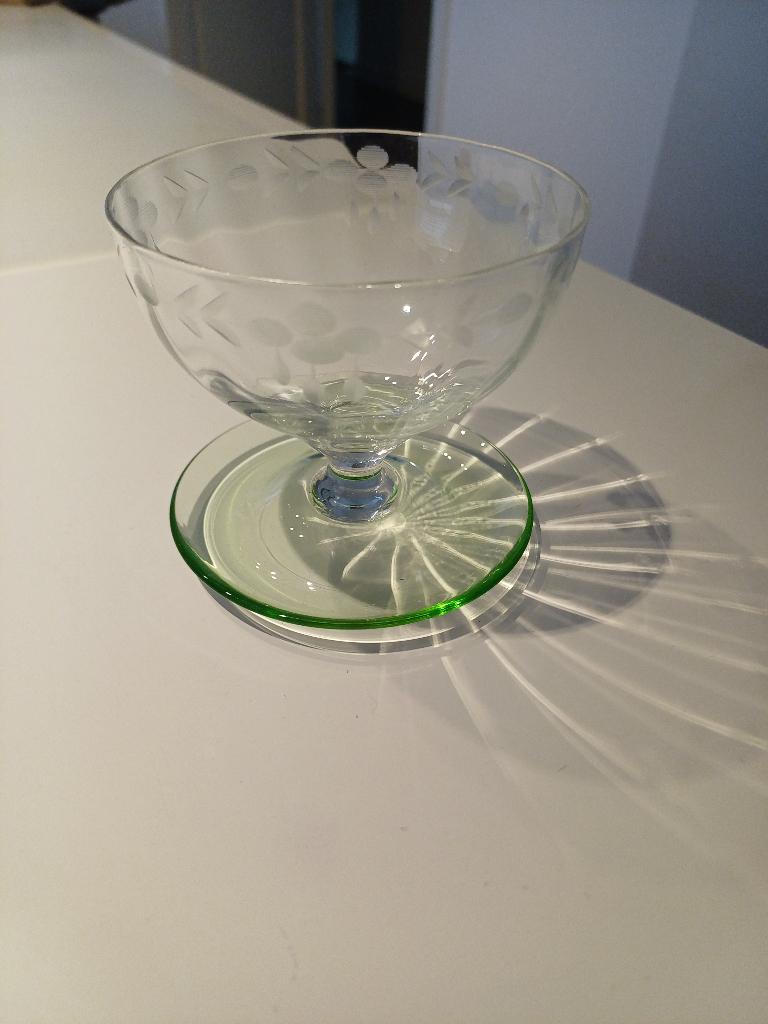 Prachtig geslepen uranium glas/coupe met voet, Antiek en Kunst, Antiek | Glas en Kristal, Ophalen of Verzenden