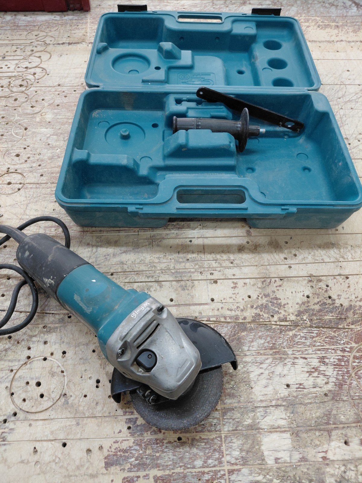 Makita Haakse Slijper 9553HNR met Koffer, Ophalen of Verzenden, Gebruikt, 700 tot 1000 watt, Haakse handslijpmachine