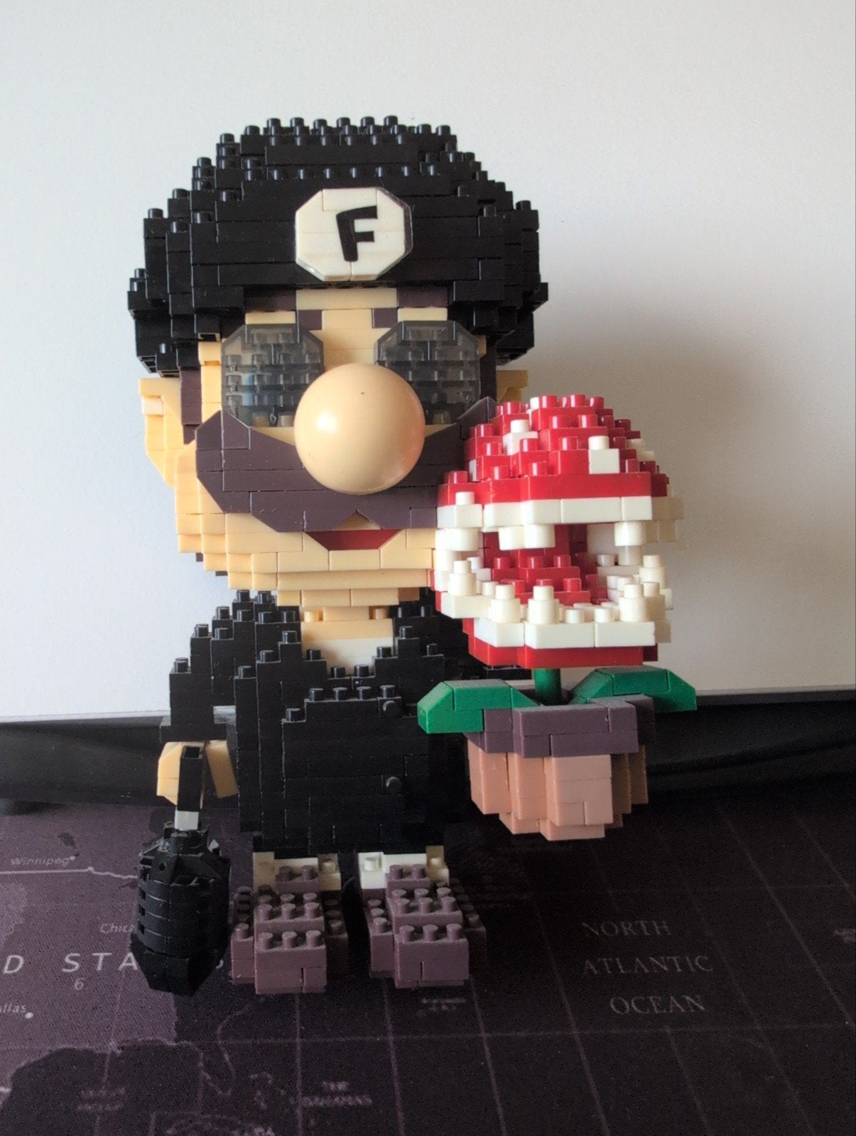 Lego Mario figuur met Piranha Plant - Zwart pak, MOC (eigen creatie), Overige thema's, Lego, Ophalen of Verzenden