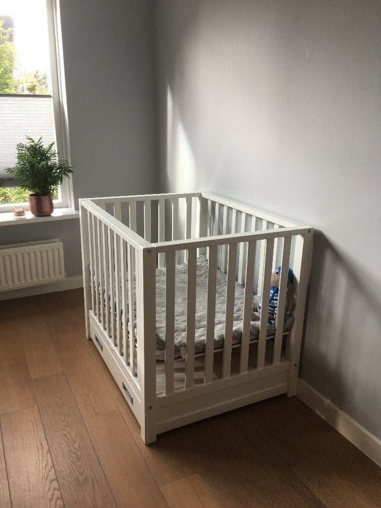 TWF witte babybox Lieke met lade, matras en boxkleden, Ophalen, Gebruikt, Vierkant, In hoogte verstelbaar