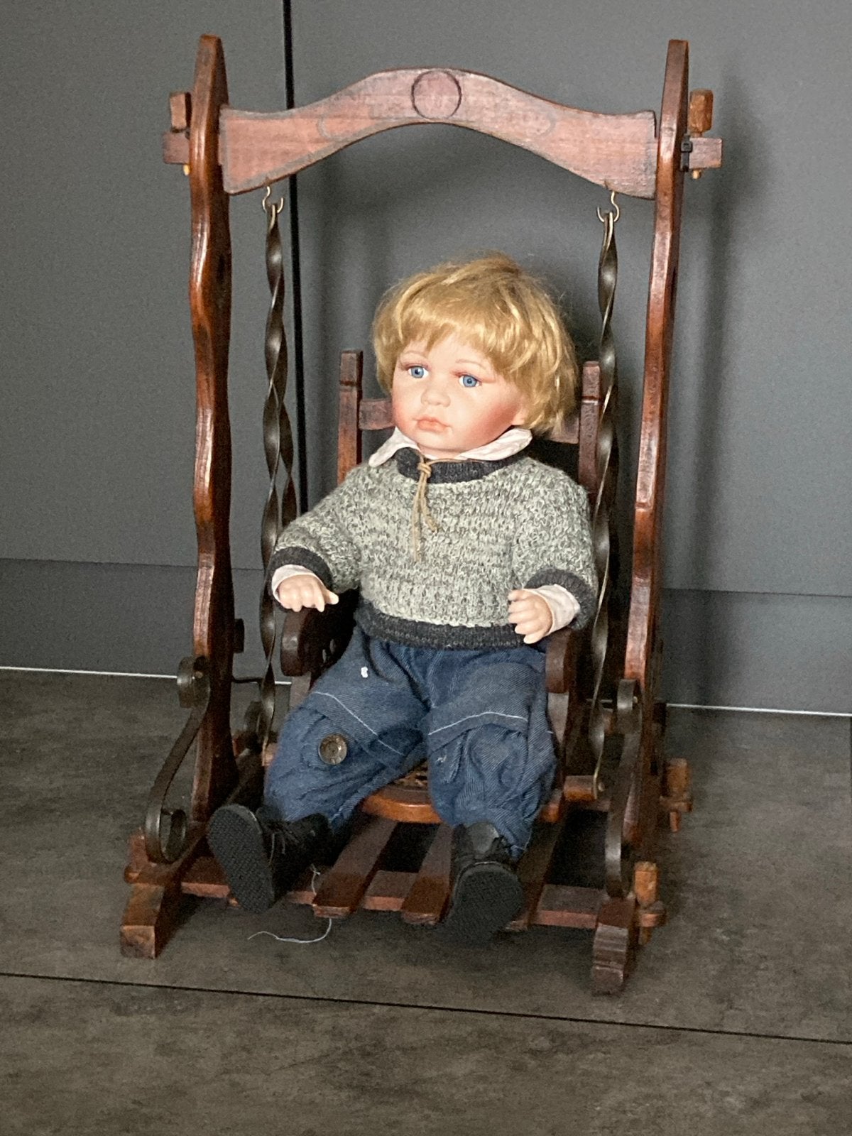 Levensechte pop van 40 cm met antieke kinderstoel, Verzamelen, Ophalen of Verzenden, Gebruikt, Pop, Levensecht of Reborn