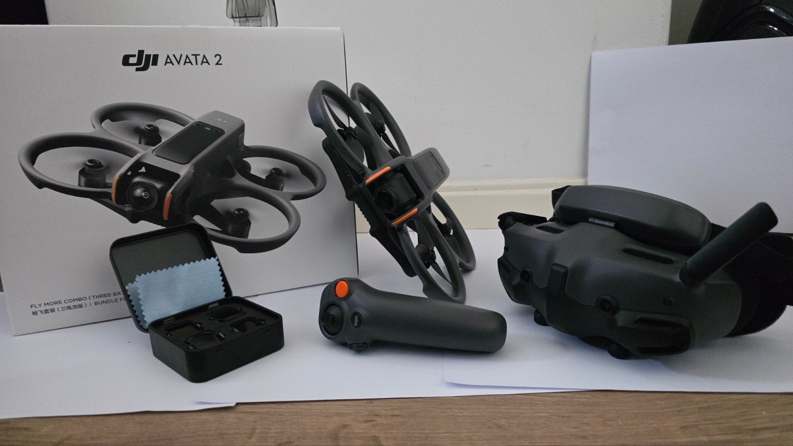 DJI Avata 2 Fly More | Goggles 3 | FPV Controller 3 | 3 Batt, 250 tot 900 gram, Extra accu('s), Cameradrone, Zo goed als nieuw