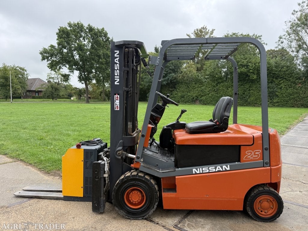 Nissan 2500KG elektrisch 3-delig Sideshift vorkversteller, Zakelijke goederen, Machines en Bouw | Heftrucks en Intern transport