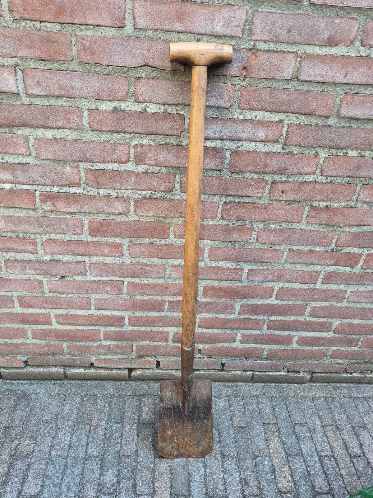 Oude roestige schop met houten steel, Antiek en Kunst, Antiek | Gereedschap en Instrumenten, Ophalen