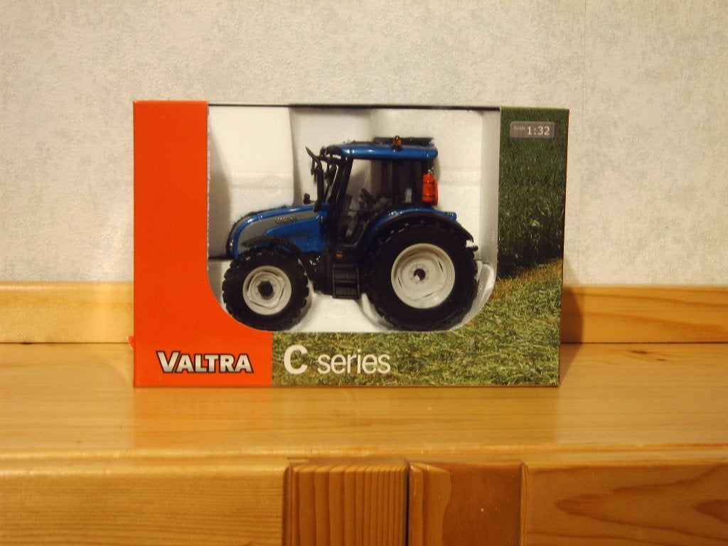 UH Universal Hobbies Valtra C Serie Blauw Metalic UH2626, Ophalen of Verzenden, Nieuw, Tractor of Landbouw, Universal Hobbies