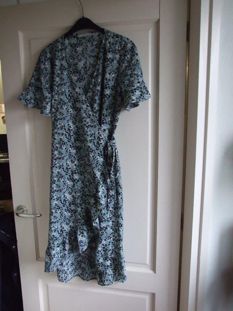Pigalle ijsblauw gebloemd wikkeljurkje maat 36, Kleding | Dames, Jurken, Overige kleuren, Ophalen of Verzenden, Knielengte, Maat 36 (S)