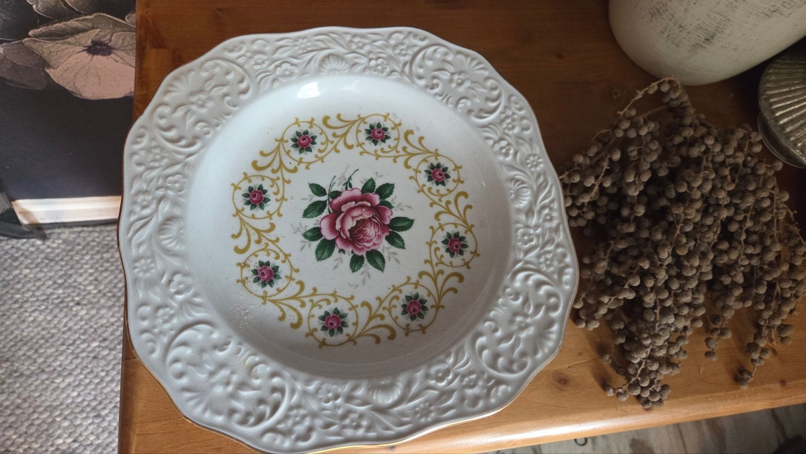 Brocante porseleinen schaal op voet met bloemdecoratie, Antiek en Kunst, Antiek | Porselein, Ophalen of Verzenden