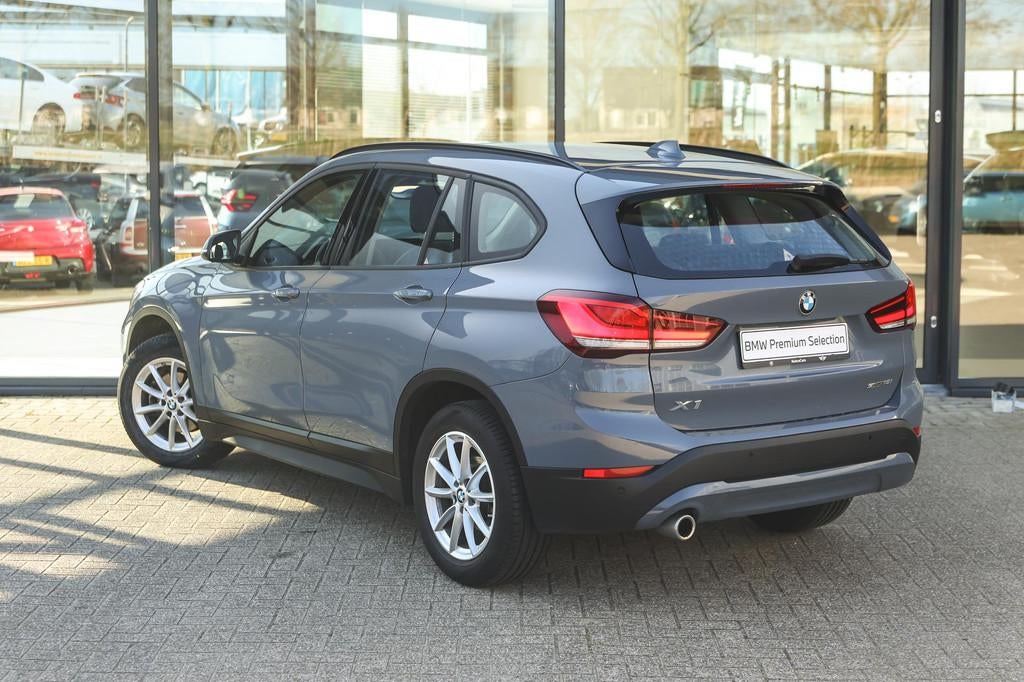 BMW X1 sDrive18i High Executive / Adaptieve LED / Head-Up /, Gebruikt, Met garantie (alle), Handgeschakeld, 3 cilinders