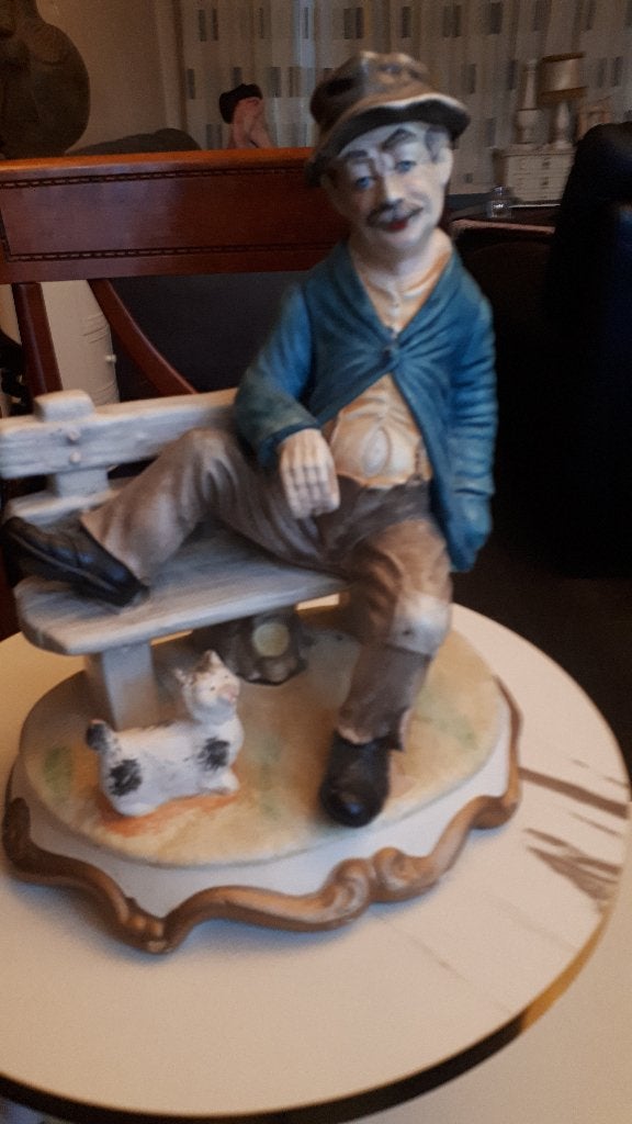 Vintage porseleinen beeldje man op bank {Capodimonte?}, Ophalen, Gebruikt, Mens
