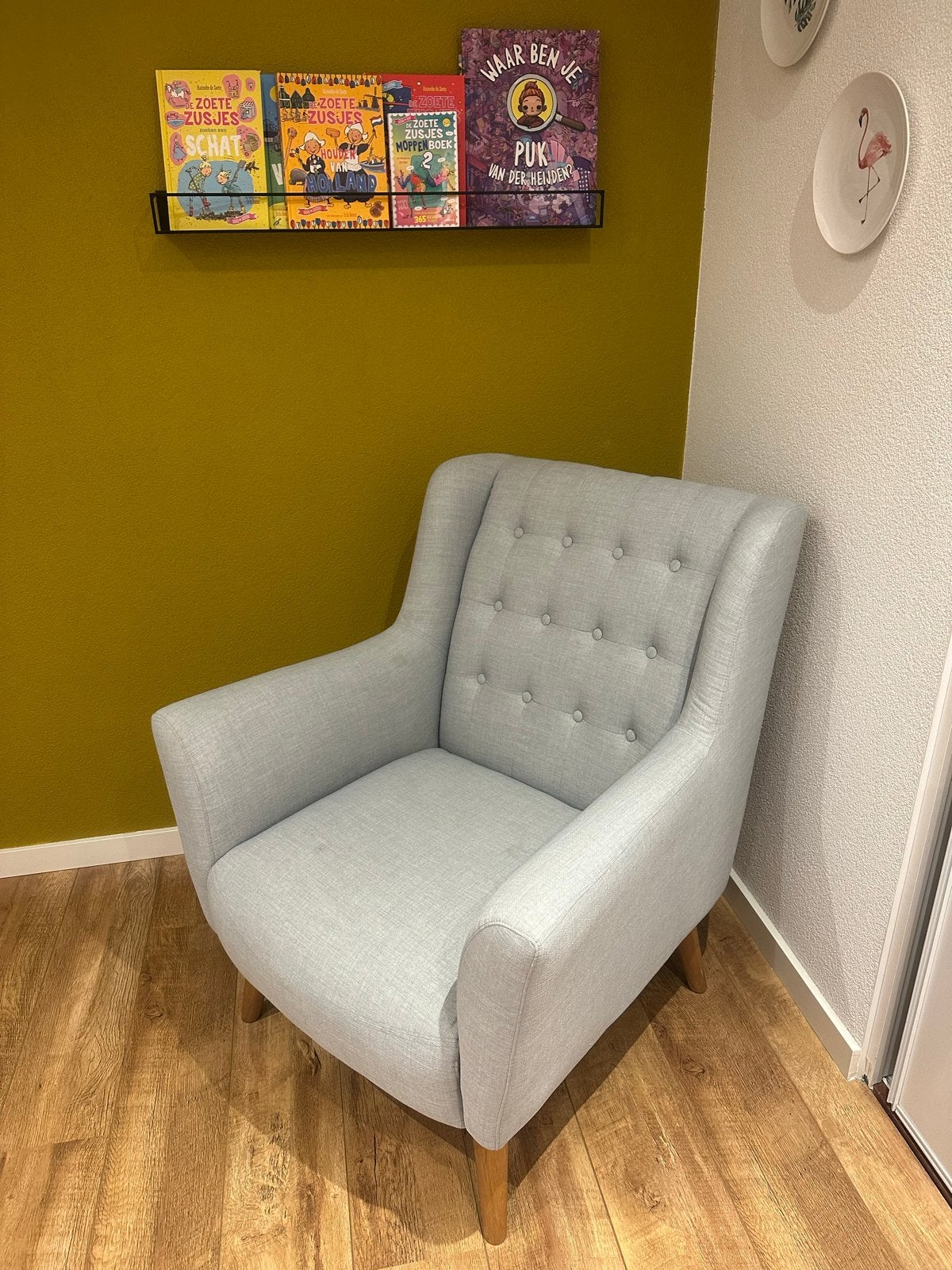 Grijs/blauwe fauteuil met knopen en houten poten, Ophalen, Gebruikt, Stof, 75 tot 100 cm