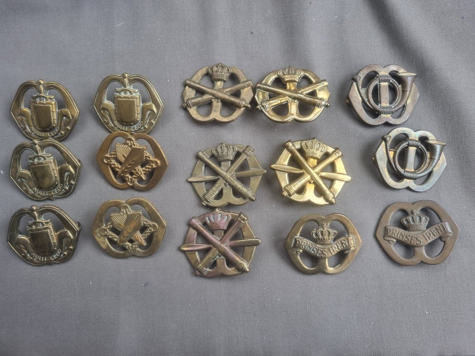 15 oude baretemblemen met gebreken (zie omschrijving), Ophalen of Verzenden, Landmacht, Nederland, Embleem of Badge