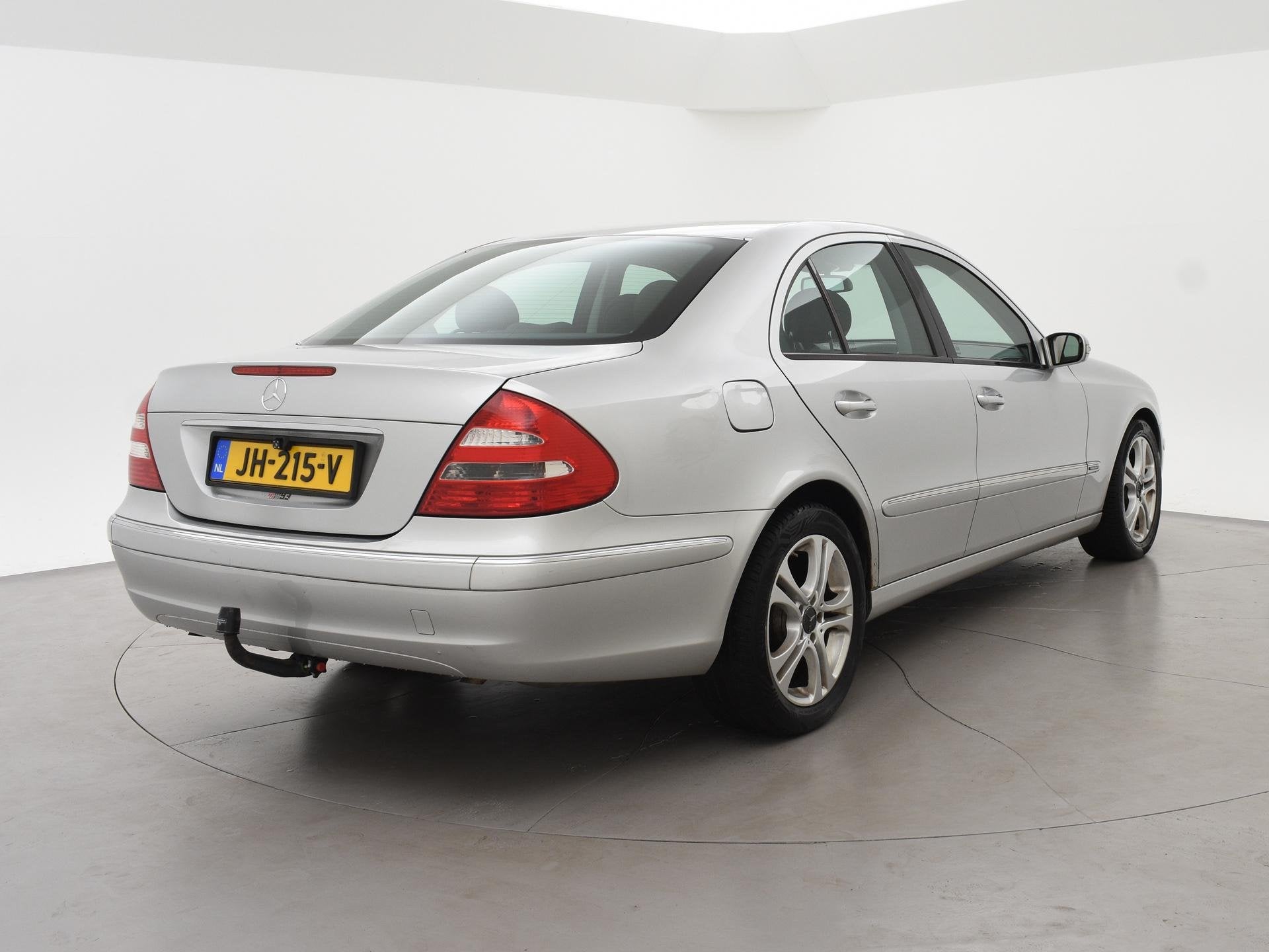 Mercedes-Benz E-klasse 240 V6 AUT. SEDAN + CAMERA | TREKHAAK, Automaat, Gebruikt, 2597 cc, 1505 kg