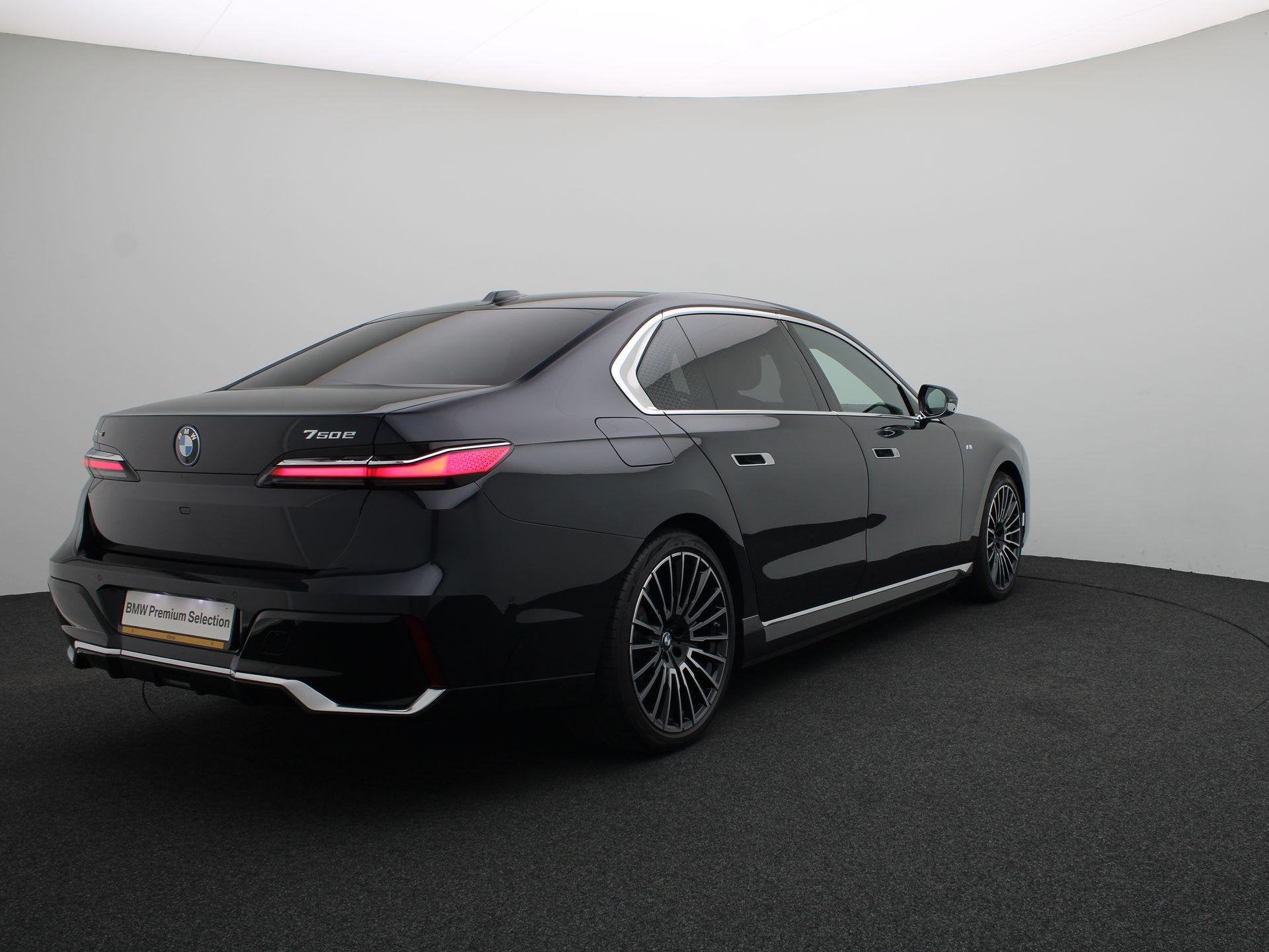 BMW 7 Serie Sedan 750e xDrive M Sportpakket | BMW Individual, Auto's, Automaat, Stof, Gebruikt, Zwart