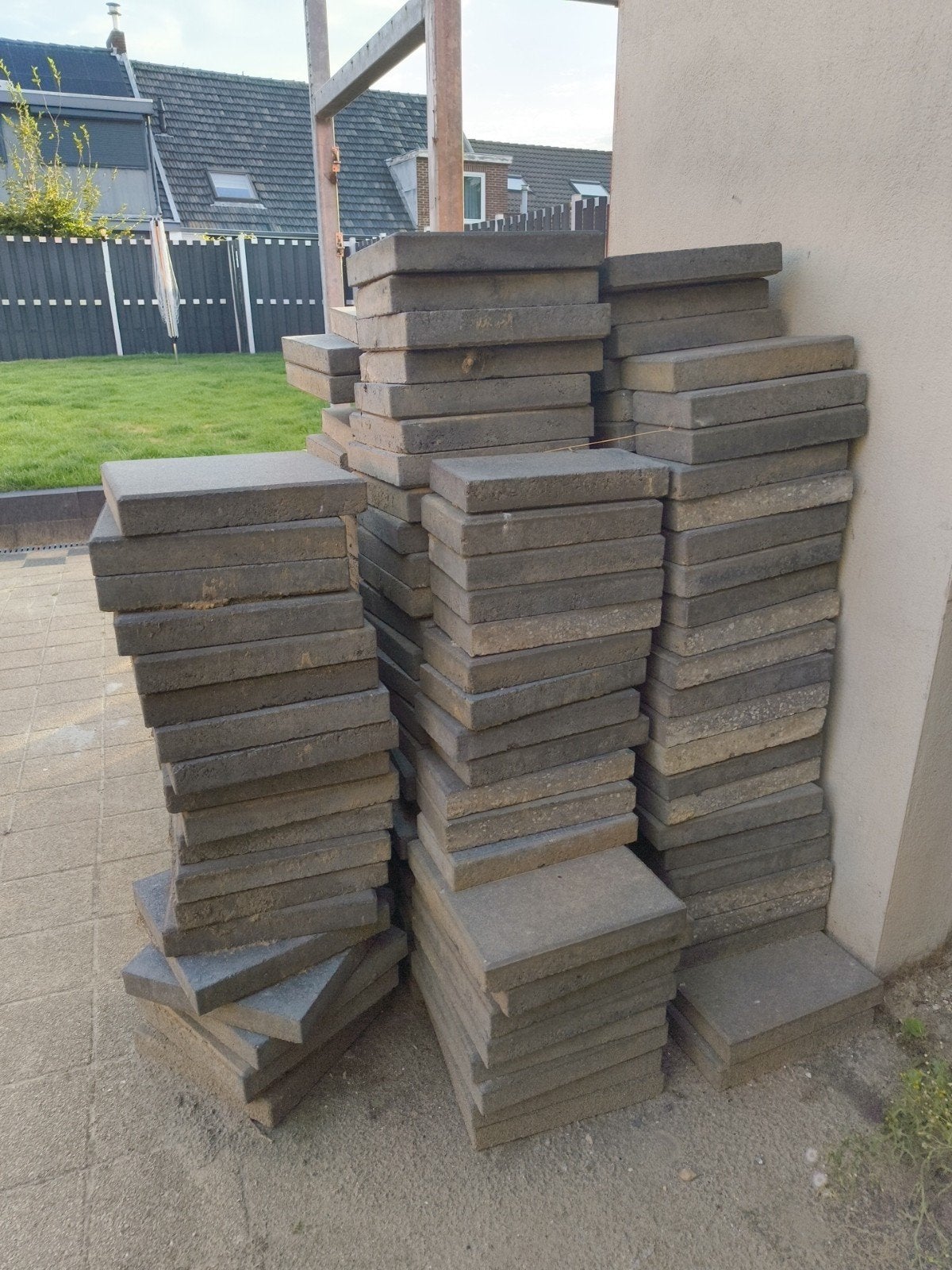 Betontegels blauw/grijs 30x30cm - ca. 140 stuks, Doe-het-zelf en Verbouw, Tegels, Ophalen, Overige materialen, Gebruikt, 20 tot 40 cm