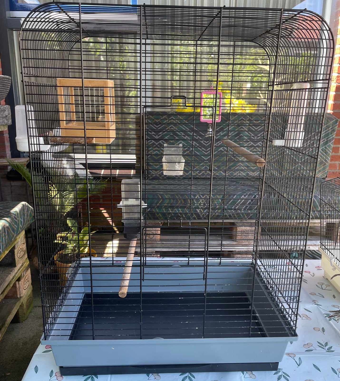 Mooi 2 grote vogelkooien met 2 nestkastjes en toebehoren, Dieren en Toebehoren, Vogels | Hokken en Kooien, Ophalen, Gebruikt, Metaal
