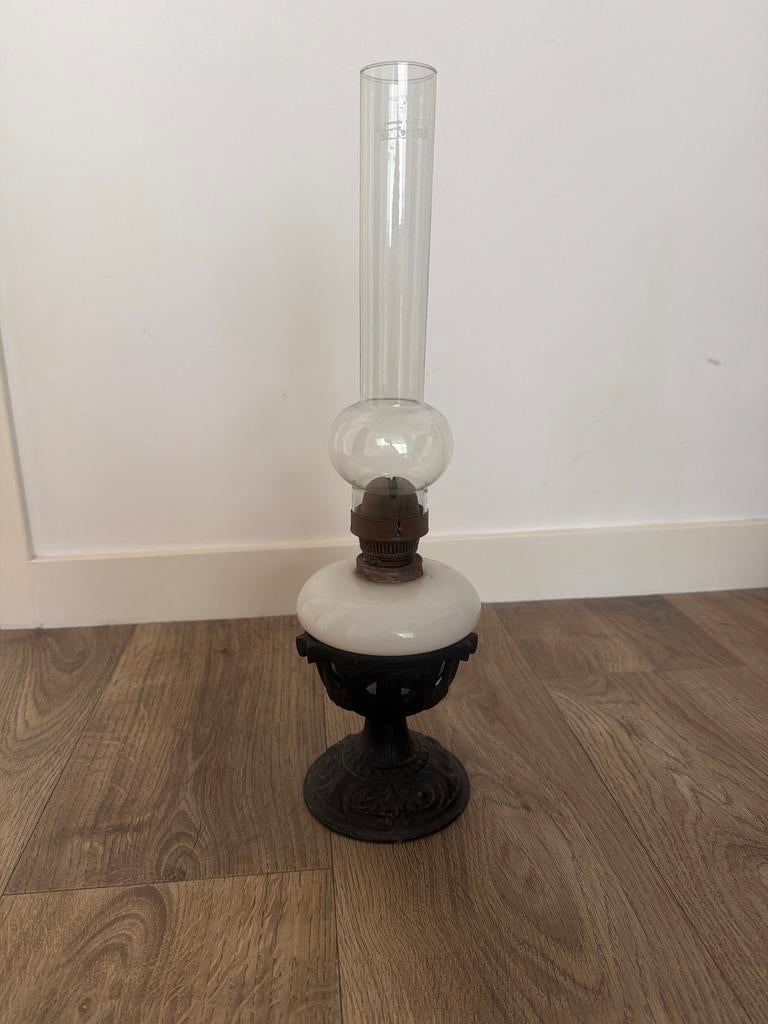 Antieke olielamp met gietijzeren voet, Antiek en Kunst, Ophalen of Verzenden