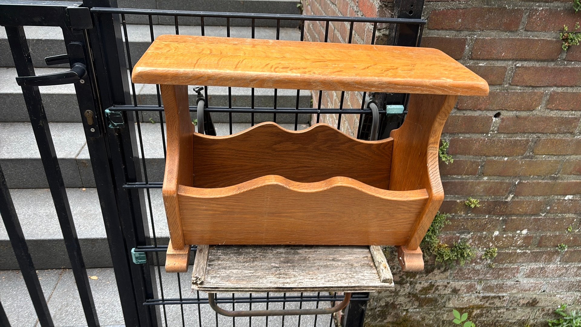 Krantenbak, Ophalen of Verzenden, Zo goed als nieuw, Hout