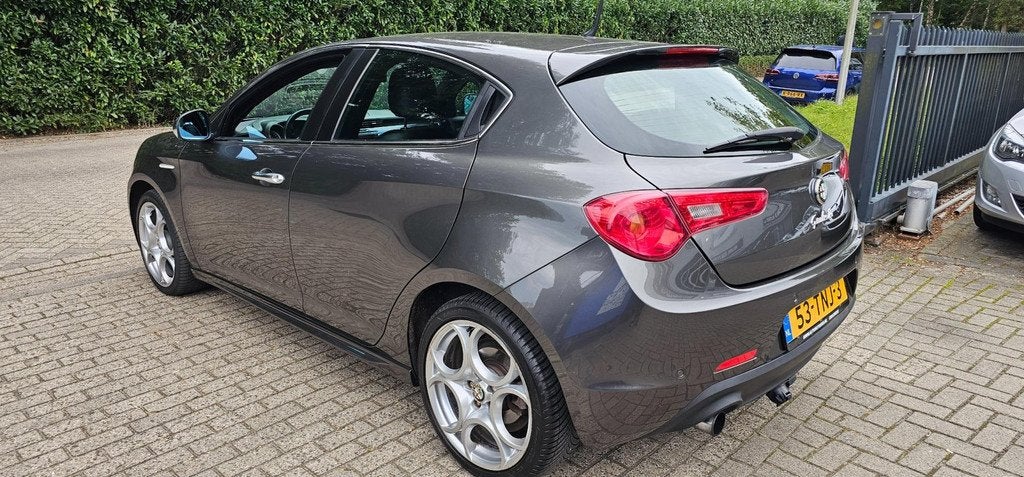 Alfa Romeo Giulietta 1.4 T Distinctive, Voorwielaandrijving, Euro 5, Gebruikt, Zwart