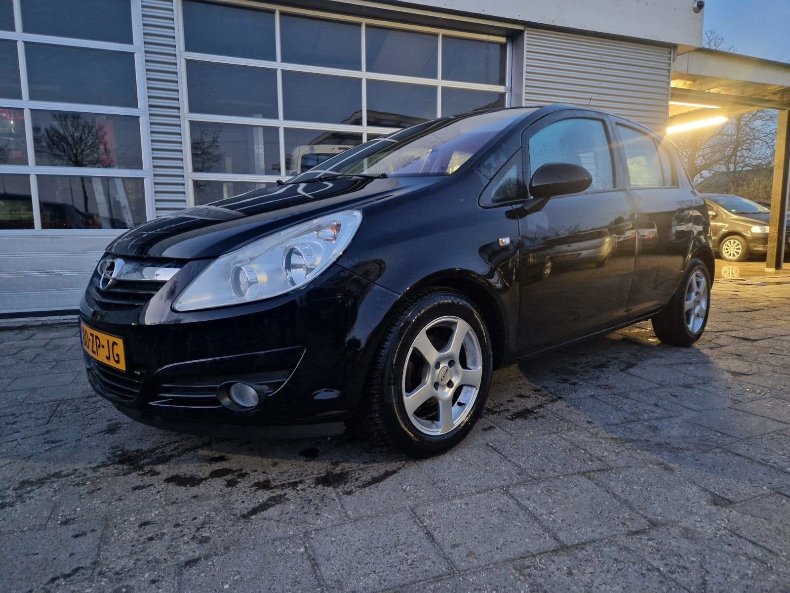 Opel Corsa 1.4-16V Enjoy, Voorwielaandrijving, Gebruikt, Zwart, 4 cilinders