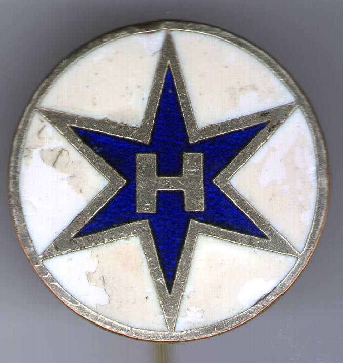 HENSCHEL email zilverkleurig tractor speldje 20 mm ( E_001 ), Verzamelen, Speldjes, Pins en Buttons, Verzenden, Zo goed als nieuw