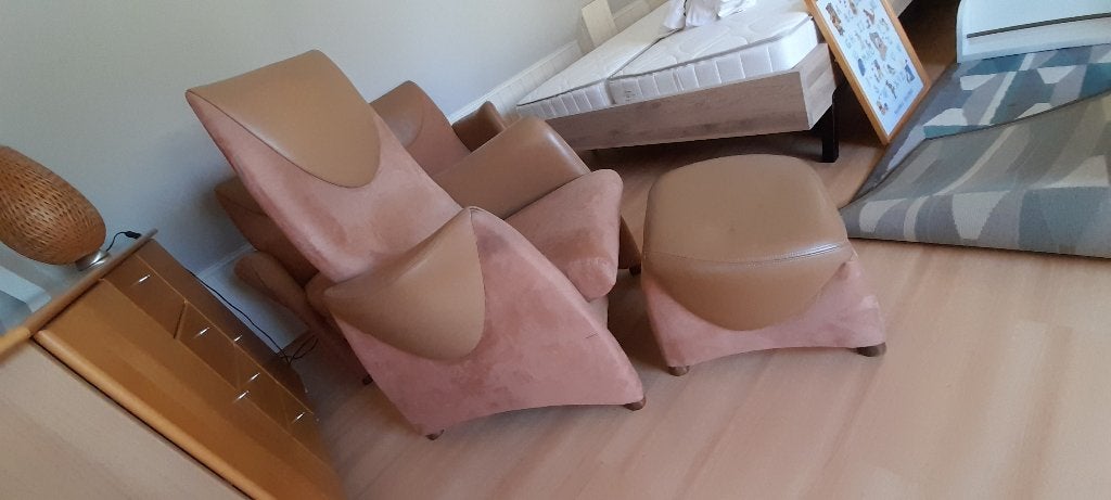Lederen/alcantara fauteuil met hocker, Huis en Inrichting, Ophalen, Bruin, Modern alcantara/lederen fauteuil, Leer