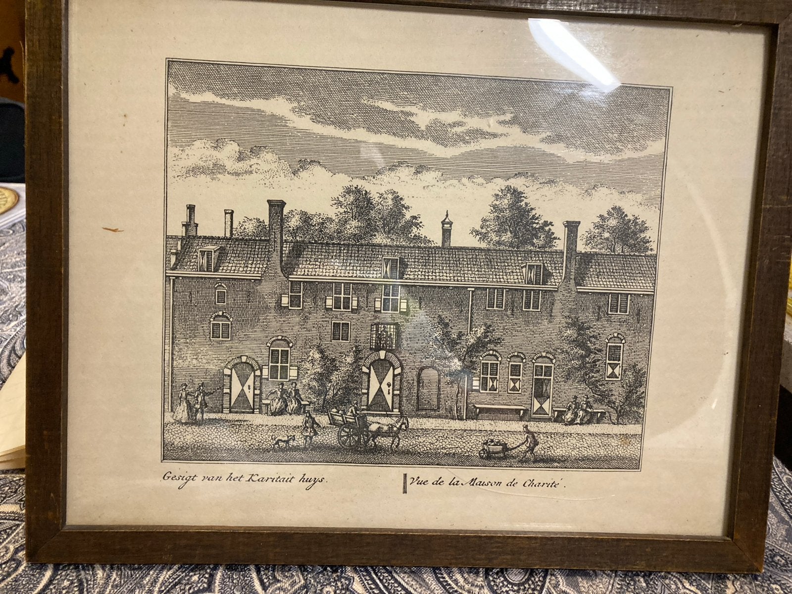 Kopergravure Gezicht  op Kariteithuis  te Delft 1735, Antiek en Kunst, Stadsgezicht, 1700 - 1799, Met tekst, Verzenden
