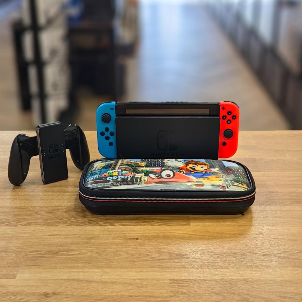 Nintendo Switch Spelcomputer | Blauw/Rood - Netjes, Spelcomputers en Games, Spelcomputers | Nintendo Switch, Zo goed als nieuw