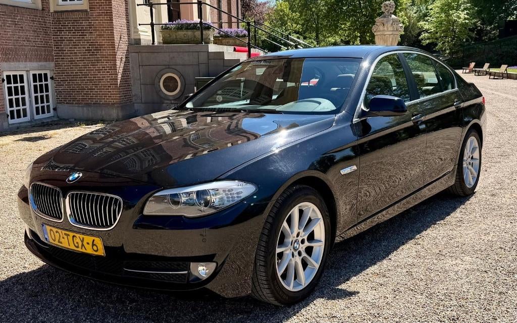 BMW 5-Serie 535i high executive NL auto van 1e eigenaar!, Auto's, BMW, Achterwielaandrijving, 1675 kg, 2000 kg, Zwart