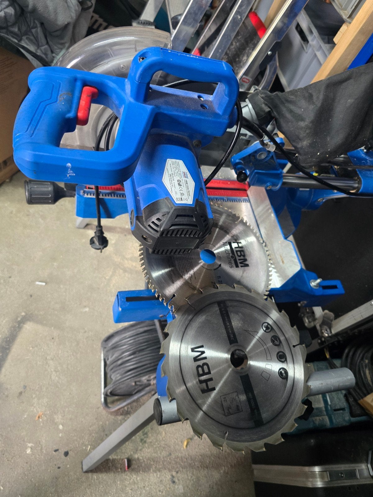 HBM Afkortzaag met onderstel, Doe-het-zelf en Verbouw, Gereedschap | Zaagmachines, Ophalen, Gebruikt, 70 mm of meer, 1200 watt of meer