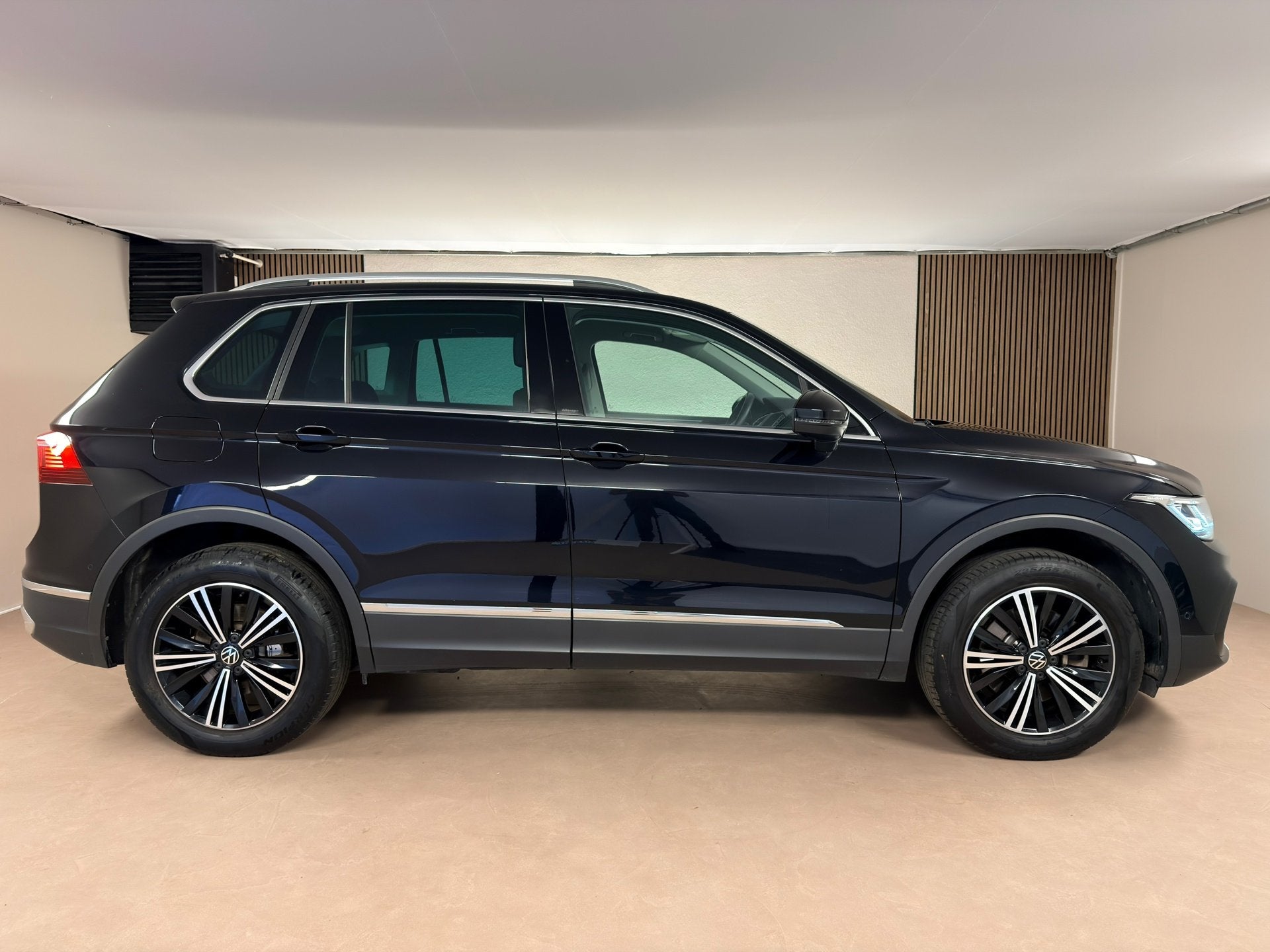 Volkswagen TIGUAN 1.4 TSI eHybrid ACC, Stoelverwarming, Came, 1716 kg, 4 cilinders, 150 pk, Zwart
