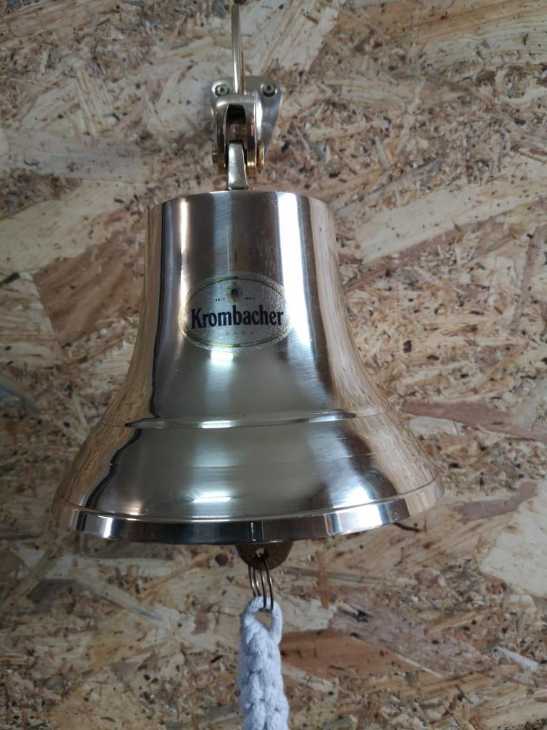 Mooie nieuwe KROMBACHER messing café bel/bar bel, Verzamelen, Biermerken, Ophalen of Verzenden, Nieuw, Overige typen, Overige merken