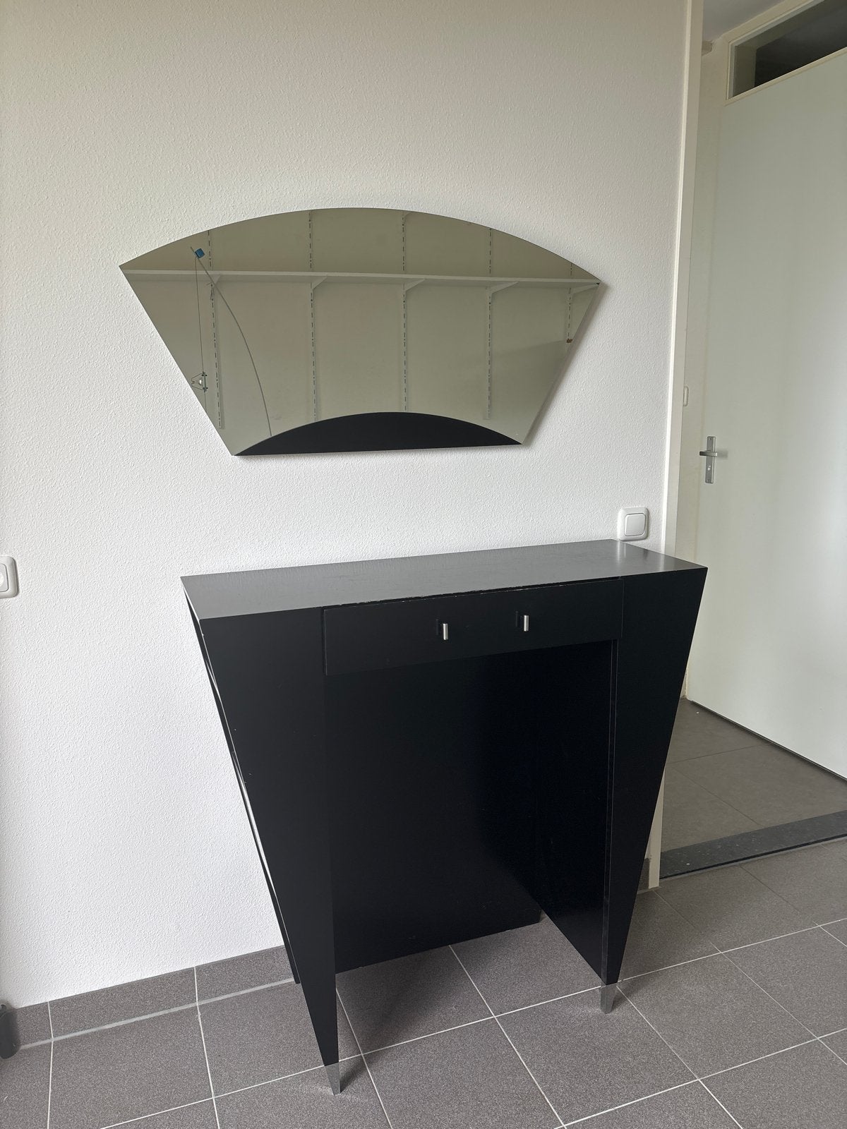 Modern zwart dressoir met spiegel, Ophalen, Overige materialen, Gebruikt, 50 tot 100 cm