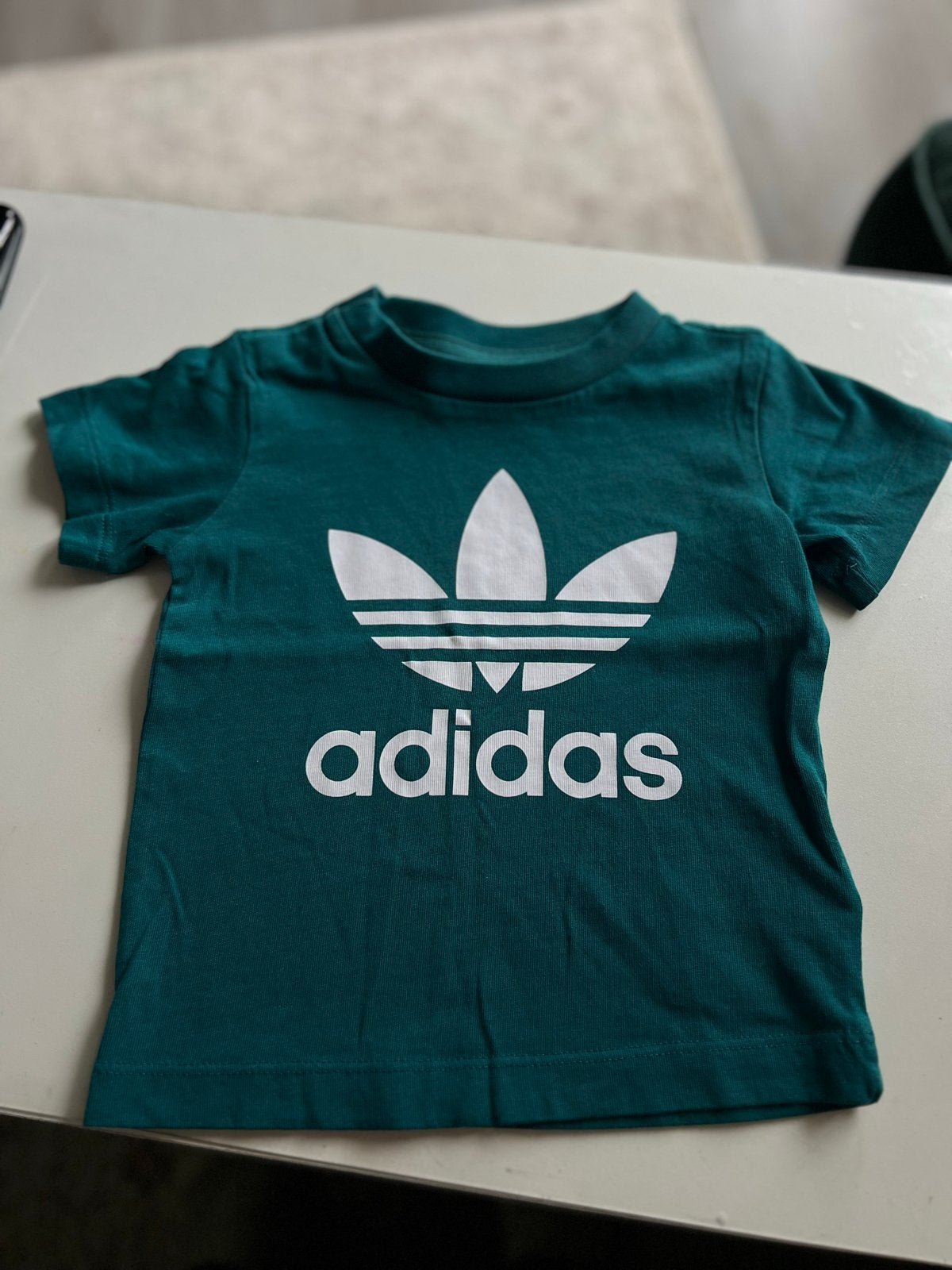 Adidas T-shirt voor kinderen - Groen met logo, Kinderen en Baby's, Ophalen of Verzenden, Zo goed als nieuw, Jongen of Meisje