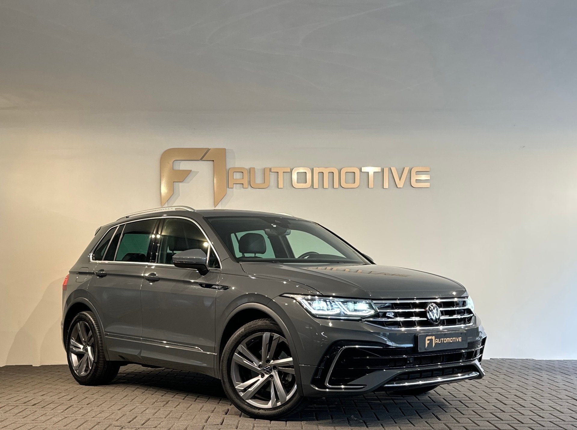 Volkswagen Tiguan 1.5 TSI R-Line Business IQ Lights|ACC|Sfee, Dealer onderhouden, 15 km/l, Euro 6, 4 cilinders
