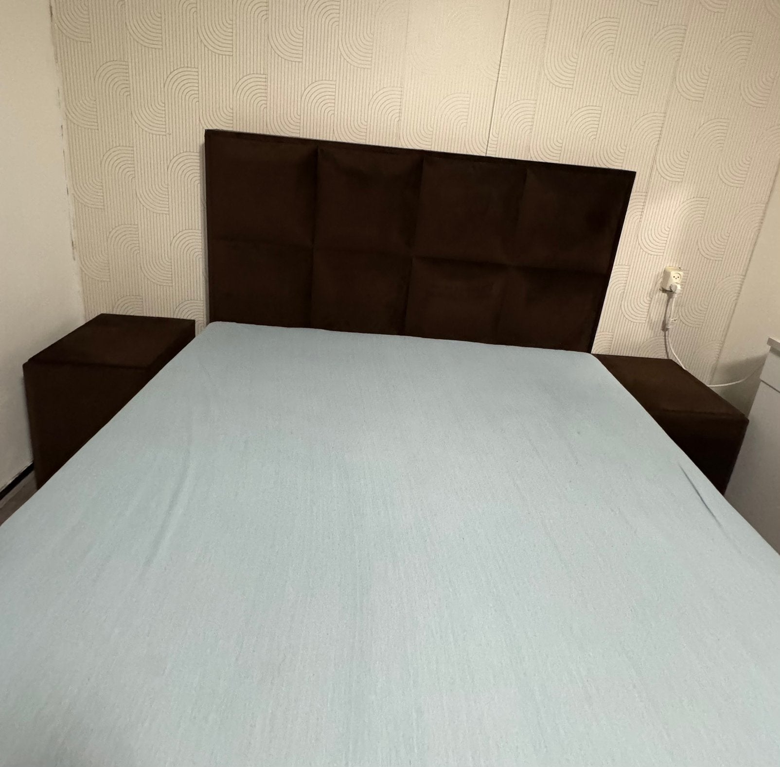 Tweepersoonsbed 160x200 met matras + 2 nachtkastjes