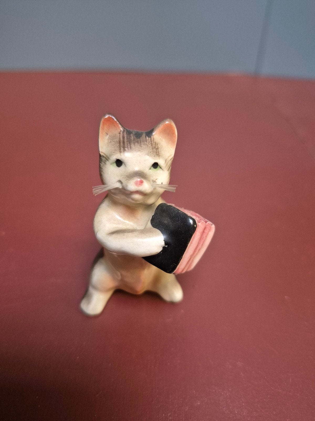 Vintage Kattenbeeldje met accordeon - Keramiek, Ophalen of Verzenden, Zo goed als nieuw, Dier