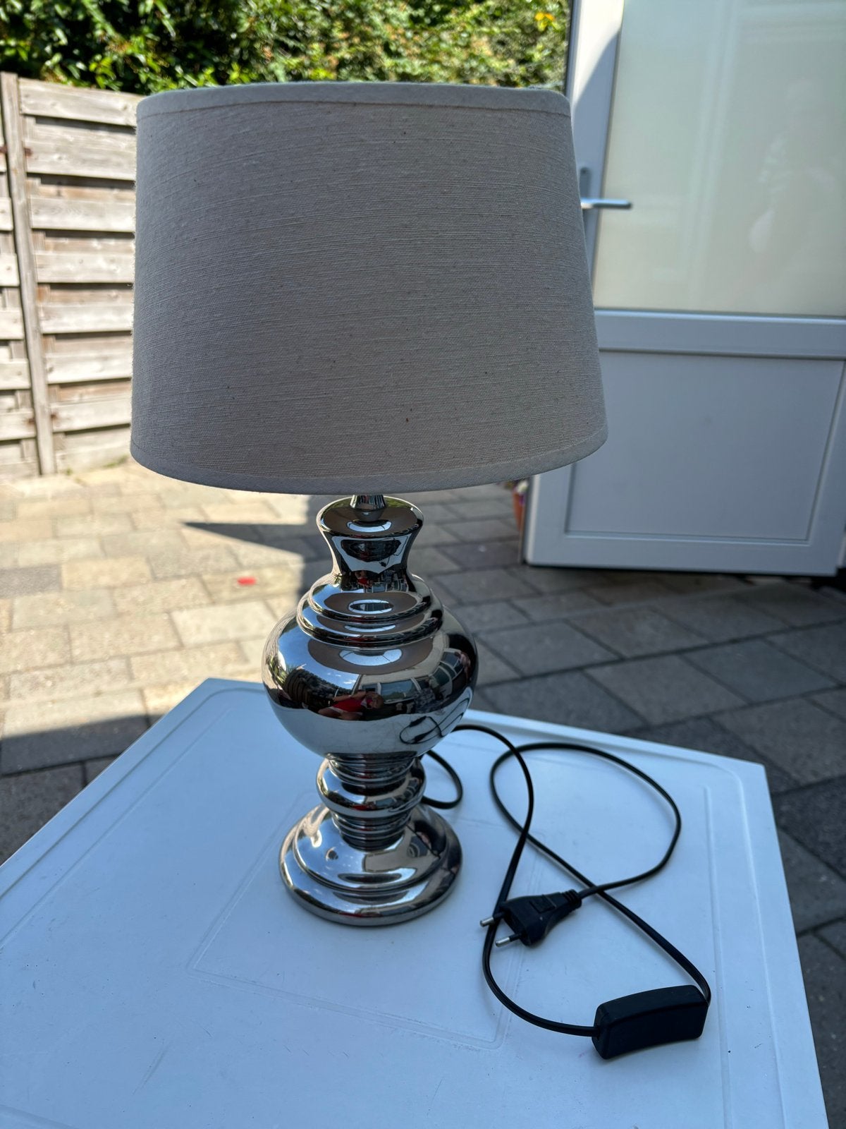 Mooie tafellamp met chromen voet en linnen kap, Ophalen, Gebruikt, Overige merken, E27 (groot)